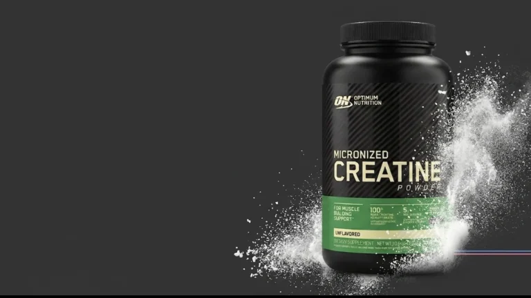 Bote de creatina monohidratada micronizada de Optimum Nutrition con polvo blanco suspendido