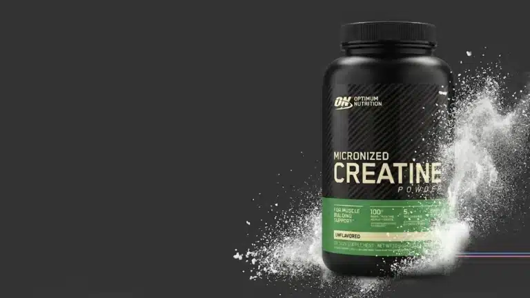 Bote de creatina monohidratada micronizada de Optimum Nutrition con polvo blanco suspendido